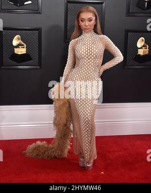 Nikita Dragun participant aux GRAMMY Awards 2020 organisés au Staples Center de Los Angeles, Californie. Banque D'Images