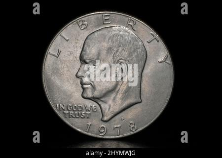 Contre une pièce de monnaie en dollars américains, portrait du président américain Dwight D. Eisenhower, les mots liberté, en Dieu nous avons confiance et l'année du numéro 1978 Banque D'Images