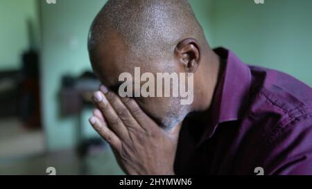 Une personne préoccupée un homme africain ayant le désespoir et l'anxiété Banque D'Images