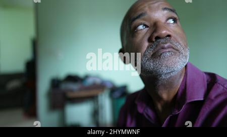 Une personne préoccupée un homme africain ayant le désespoir et l'anxiété Banque D'Images
