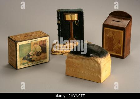 483 caisses d'argent exposées dans la salle du Comité de la Banque d'Angleterre, pour promouvoir l'exposition « Pound, Pence & Money Boxes ». Photo : presse britannique Banque D'Images