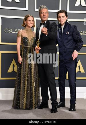 Natalie Portman, Taika Waititi et Timothée Chalamet à la salle de presse des Prix annuels de l'Académie 92nd qui s'est tenue au Dolby Theatre le 9 février 2020 à Hollywood, Los Angeles. Banque D'Images