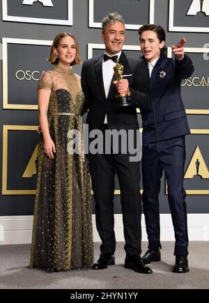 Natalie Portman, Taika Waititi et Timothée Chalamet à la salle de presse des Prix annuels de l'Académie 92nd qui s'est tenue au Dolby Theatre le 9 février 2020 à Hollywood, Los Angeles. Banque D'Images