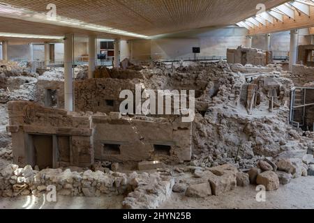 Santorini, Grèce - 18 septembre 2020 : fouilles dans la ville préhistorique d'Akrotiri, l'une des plus importantes colonies préhistoriques de la mer Égée. Banque D'Images