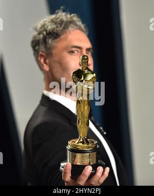 Taika Waititi participant à la Vanity Fair Oscar Party 2020 qui s'est tenue au Wallis Annenberg Center for the Performing Arts à Beverly Hills, Californie Banque D'Images