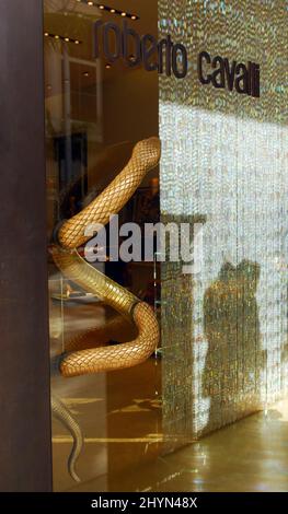 Roberto Cavalli sur Rodeo Drive. Photo : presse britannique Banque D'Images