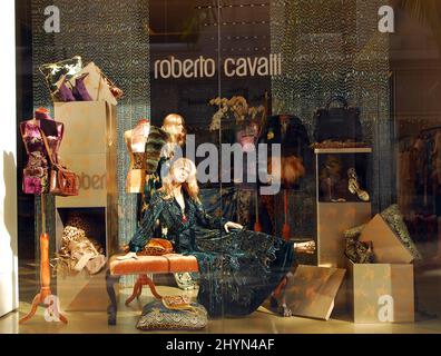 Roberto Cavalli sur Rodeo Drive. Photo : presse britannique Banque D'Images