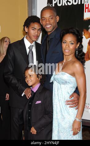 Will Smith, son Trey, Jada Pinkett Smith et son Jaden Smith participent à la première mondiale « The Pursuit of Happyness ». Photo : presse britannique Banque D'Images