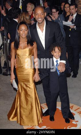 Jada Pinkett Smith, Will Smith et son fils Jaden Smith assistent à la Vanity Fair Oscar Party 2007 au Mortons Restaurant à Hollywood. Photo : presse britannique Banque D'Images