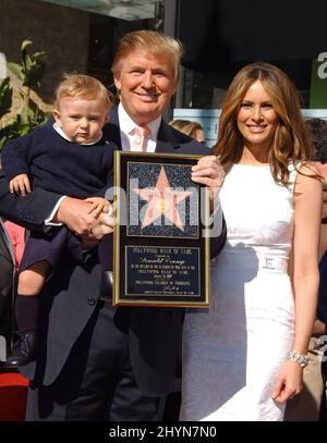 Donald Trump a honoré avec une étoile sur le Hollywood Walk of Fame, accompagné de Melania Knauss et son fils Baron. Photo : presse britannique Banque D'Images