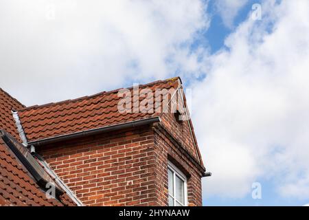 Belle photo d'un toit d'une maison sous le ciel nuageux Banque D'Images