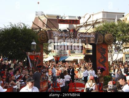 Les pirates des Caraïbes : à la fin du monde, première mondiale à Disneyland. Photo : presse britannique Banque D'Images