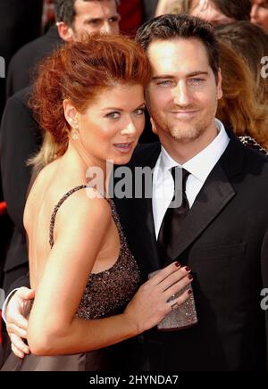 Debra Messing et son mari Daniel Zelman assistent aux Primetime EMMY Awards 57th au Shrine Auditorium de Los Angeles. Photo : presse britannique Banque D'Images