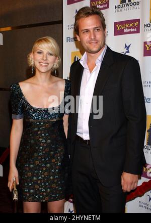 Scarlett Johansson et Gabriel Macht assistent à la première « A Love Song for Bobby long » à Hollywood. Photo : presse britannique Banque D'Images