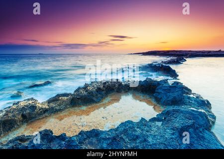 Soleil du matin sur la mer. Île volcanique de Malte. Qawra, Europe. Le monde de la beauté. Effet rétro-tonant. Banque D'Images