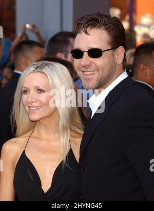 Russell Crowe et sa femme Danielle Spencer assistent à la première mondiale de Cendrillon Man en Californie. Photo : presse britannique Banque D'Images