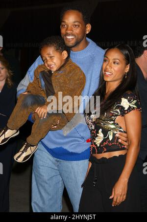 WILL SMITH, JADA PINKETT-SMITH & SON JADEN PARTICIPE AU PREMIER MATCH DE LA MATRICE QUI A EU LIEU À WARNER BROS. STUDIOS, CALIFORNIE. IMAGE : PRESSE BRITANNIQUE Banque D'Images