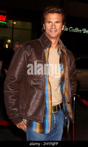 Lorenzo Lamas assiste à la première mondiale du 'Firewall' au théâtre chinois de Grauman, à Hollywood. Photo : presse britannique Banque D'Images