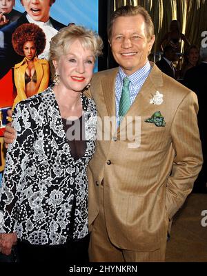 Pat et Michael York assistent à la première de Austin Powers Goldmember en Californie. Photo : presse britannique Banque D'Images