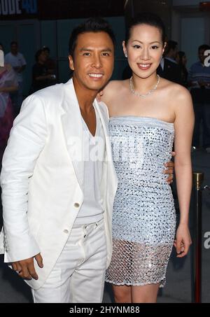 Donnie yen et sa femme Cissy Wang ci assistent à la première « Hero » à Hollywood. Photo : presse britannique Banque D'Images