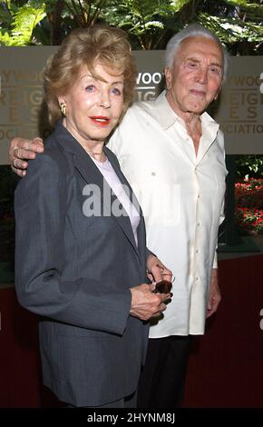 KIRK et Anne Douglas assistent au déjeuner d'installation annuelle HFPA au Beverly Hills Hotel. Photo : presse britannique Banque D'Images