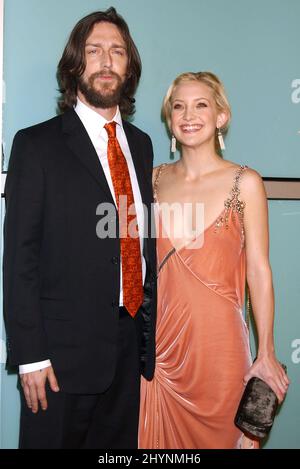 KATE HUDSON ET SON MARI CHRIS ROBINSON ASSISTENT À LA PREMIÈRE « COMMENT PERDRE UN GARS EN 10 JOURS » AU CINERAMA DOME THEATRE À HOLLYWOOD. IMAGE : PRESSE BRITANNIQUE Banque D'Images