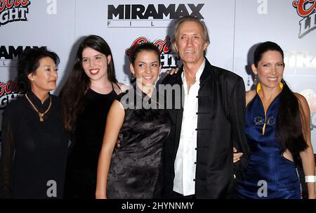 DAVID CARRADINE AVEC SA FAMILLE ET ANNIE BIERMAN ASSISTENT À LA PREMIÈRE DU FILM « KILL BILL VOL.1 » EN CALIFORNIE. IMAGE : PRESSE BRITANNIQUE Banque D'Images