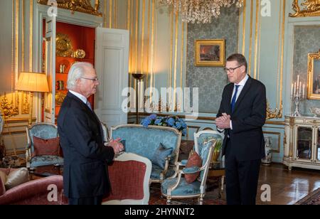 Stockholm, Suède. 15th mars 2022. Le roi Carl XVI Gustaf de Suède reçoit le président du Parlement finlandais Matti Vanhanen au palais royal le 15 mars 2022 à Stockholm, en Suède. Photo par Peter Grannby/Stella Pictures/ABACAPRESS.COM crédit: Abaca Press/Alay Live News Banque D'Images