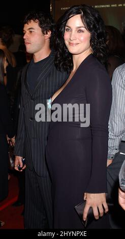 CARRIE-ANNE MOSS ET SON MARI STEVEN ROY ASSISTENT À LA PREMIÈRE DU FILM « MILRIX REVOLUTIONS » EN CALIFORNIE. IMAGE : PRESSE BRITANNIQUE Banque D'Images