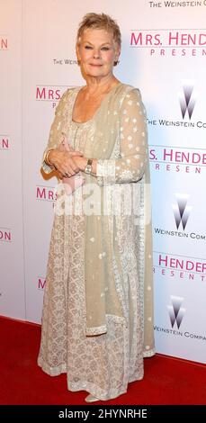 Judi Dench participe à la première de Los Angeles « Mrs Henderson Presents ». Photo : presse britannique Banque D'Images