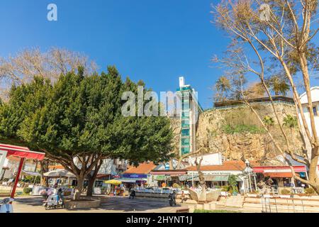 Vue sur la ville à la marina historique avec des magasins, des restaurants et l'ascenseur panoramique d'Antalya en Turquie. Banque D'Images