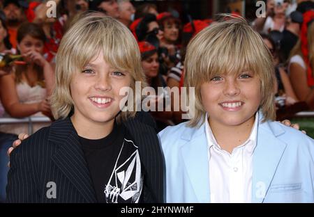 Dylan & Cole Sprouse assistez à la première mondiale « Pirates of the Caribbean: Dead Man's Chest » à Disneyland. Photo : presse britannique Banque D'Images