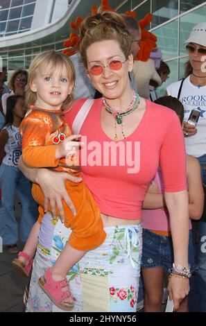 JOELY FISHER ET SA FILLE SKMYLAR ASSISTENT À LA PREMIÈRE DU FILM « RUGRATS GO WILD » AU CINERAMA DOME THEATRE À HOLLYWOOD. IMAGE : PRESSE BRITANNIQUE Banque D'Images