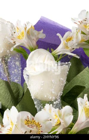 Bouquet de fleurs dans un emballage violet gros plan. Roses blanches et alstroemeria blanche dans un luxueux bouquet. Banque D'Images