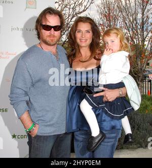 Brooke Shields, son mari Chris Henchy et sa fille Rowan assistent à l'événement annuel 4th de John Varvatos « faites la part belle à votre soutien », le bénéfice de Stuart House à Hollywood. Photo : presse britannique Banque D'Images