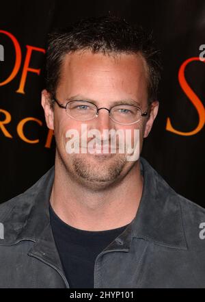 MATTHEW PERRY ASSISTE À LA PREMIÈRE « T'T'S OF THE SUN » AU MANN'S VILLAGE THEATRE, LA. IMAGE : PRESSE BRITANNIQUE Banque D'Images