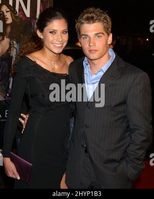 MIKE VOGEL ET SON ÉPOUSE COURTNEY ASSISTENT À LA PREMIÈRE DU FILM « THE TEXAS CHAINSAW MASSACRE » EN CALIFORNIE. IMAGE : PRESSE BRITANNIQUE Banque D'Images