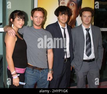 Alanna, Chris, Jordy et Danny Masterson assistent à la première Virgin World de 40 ans à Hollywood. Photo : presse britannique Banque D'Images