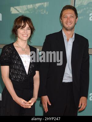 Ebon Moss-Bachrach et Parker Posey assistent à la première mondiale « The Lake House » à Hollywood. Photo : presse britannique Banque D'Images