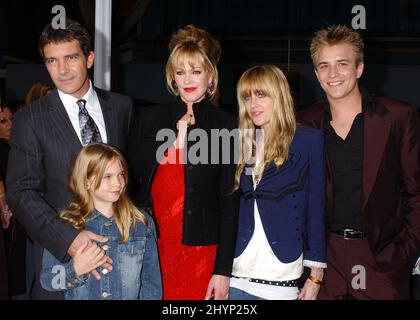 Antonio Banderas, Melanie Gritffith, la fille Stella et les invités assistent à la première « The Legend of Zorro » de Los Angeles au théâtre Orpheum. Photo : presse britannique Banque D'Images