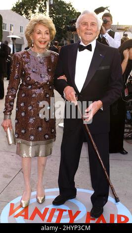 KIRK Douglas et sa femme Anne assistent à la « Vanity Fair Oscar Party 2004 » au restaurant Mortons à West Hollywood. Photo : presse britannique Banque D'Images