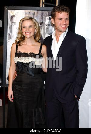 Reese Witherspoon et Ryan Phillippe assistent à la première « Walk the Line » à Hollywood. Photo : presse britannique Banque D'Images