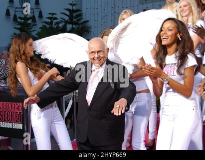 Izabel Goulart, Johnny Grant et Selita Ebanks et les Secret Angels de Victoria reçoivent la clé de la ville d'Hollywood, au Grauman's Chinese Theatre. Photo : presse britannique Banque D'Images