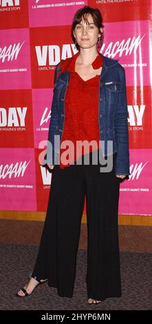 CARRIE ANNE MOSS PARTICIPE AU V-DAY LA 2003 À LA SÉLECTION DES PRESTATIONS DE BIENFAISANCE DE 'JUSQU'À CE QUE LA VIOLENCE S'ARRÊTE', À HOLLYWOOD. IMAGE : PRESSE BRITANNIQUE Banque D'Images