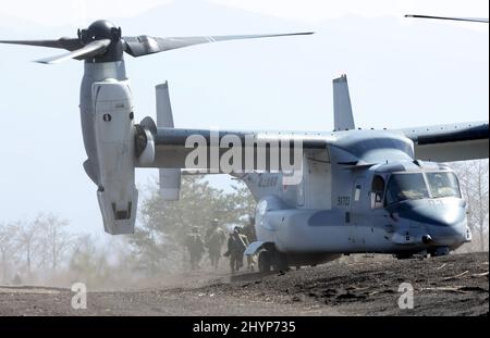 Gotemba, Japon. 15th mars 2022. Les soldats de la Brigade de déploiement rapide amphibie de la Force de défense terrestre japonaise sortent d'un V-22 Osprey lors d'un exercice militaire conjoint Japon-États-Unis dans la zone d'exercice Higashi Fuji à Gotemba, dans la préfecture de Shizuoka, à l'ouest de Tokyo, le mardi 15 mars 2022. La Brigade de déploiement rapide amphibie du Japon en 1st et l'unité expéditionnaire maritime des États-Unis en 31st ont ouvert leur exercice héliporté conjoint pour la presse. Credit: Yoshio Tsunoda/AFLO/Alay Live News Banque D'Images