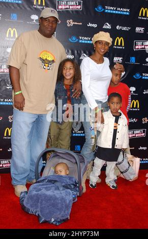 Rodney Peete, Holly Robinson-Peete avec sa fille Ryan et ses fils Roman, Rodney & Robinson assistent à l'édition 2nd du stand Up for Skateparks, qui bénéficie à la Tony Hawk Foundation, à Beverly Hills. Photo : presse britannique Banque D'Images