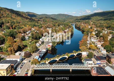 Le pont des fleurs traverse la rivière Deerfield avec les collines ondulantes de l'ouest du Massachusetts comme toile de fond à Shelburne, ma pendant l'automne. Banque D'Images