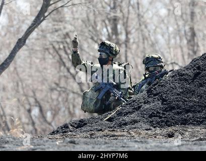 Gotemba, Japon. 15th mars 2022. Les soldats de la Brigade de déploiement rapide amphibie de la Force d'autodéfense terrestre japonaise participent à un exercice militaire conjoint Japon-États-Unis dans la zone d'exercice de Higashi Fuji à Gotemba, dans la préfecture de Shizuoka, à l'ouest de Tokyo, le mardi 15 mars 2022. La Brigade de déploiement rapide amphibie du Japon en 1st et l'unité expéditionnaire maritime des États-Unis en 31st ont ouvert leur exercice héliporté conjoint pour la presse. Credit: Yoshio Tsunoda/AFLO/Alay Live News Banque D'Images