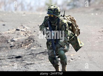 Gotemba, Japon. 15th mars 2022. Le soldat de la Brigade de déploiement rapide amphibie de la Force d'autodéfense terrestre japonaise se joint à un exercice militaire conjoint Japon-États-Unis dans la zone d'exercice Higashi Fuji à Gotemba, dans la préfecture de Shizuoka, à l'ouest de Tokyo, le mardi 15 mars 2022. La Brigade de déploiement rapide amphibie du Japon en 1st et l'unité expéditionnaire maritime des États-Unis en 31st ont ouvert leur exercice héliporté conjoint pour la presse. Credit: Yoshio Tsunoda/AFLO/Alay Live News Banque D'Images