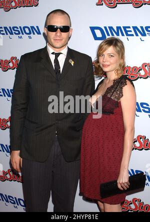 Heath Ledger et Michelle Williams assistent à la première de Brothers Grimm Los Angeles. Photo : presse britannique Banque D'Images